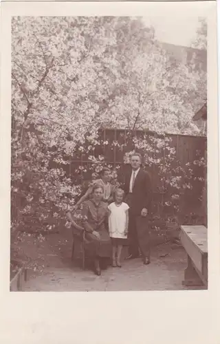 [Echtfotokarte schwarz/weiß] Echtfotokarte Familienportrait im Frühling. 