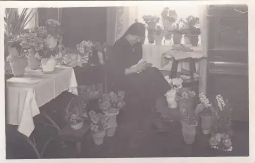[Echtfotokarte schwarz/weiß] Echtfotokarte Frau bei Hausarbeit. 
