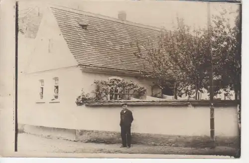 Tromdorf Mann vor Wohnhaus gl1914 92.238