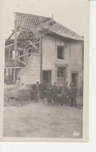 Partie vor zerstörtem Haus ngl 201.016