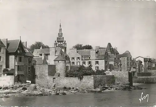 Roscoff Un coin de la ville vue du port gl1956 111.015