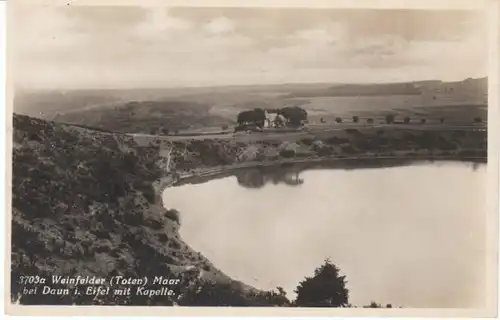 Daun Eifel Weinfelder Maar mit Kapelle ngl 22.205