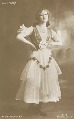 Porträt Alice Hechy ngl 105.855