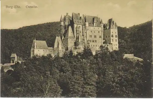 Burg Eltz Breitseite ngl 22.427