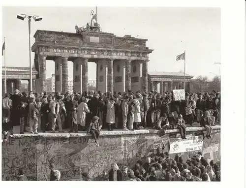 Berlin 10.11.1989 am Brandenburger Tor ngl 24.804