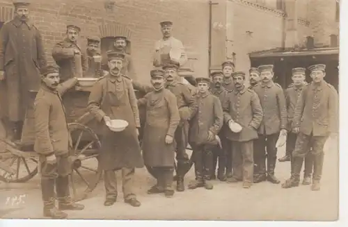 Soldaten bei der Essensausgabe Fotokarte ngl 201.262