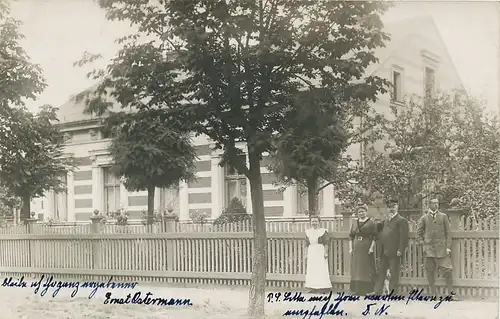 Berlin Familie vor Wohnhaus feldpgl1918 117.201