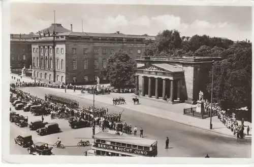 Berlin Ehrenmal Die Wache zieht auf ngl B4801