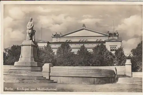 Berlin Moltke-Denkmal vor Krolloper ngl B5052