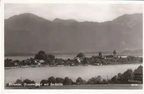 Chiemsee Fraueninsel gegen Hochfelln gl1953 B7436