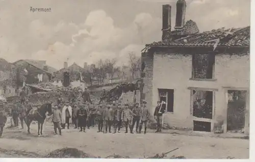 Apremont Partie vor zerstörtem Haus feldpgl1915 201.137