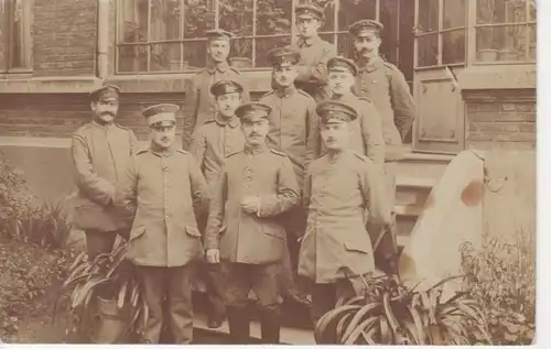 Soldaten-Kompagnie vor einem Haus ngl 201.555