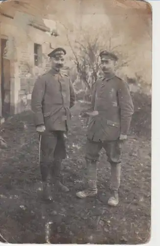 Zwei Soldaten vor einem Haus ngl 201.510