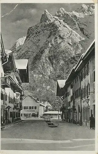 Mittenwald Hauptstraße mit Karwendel gl1935 126.001