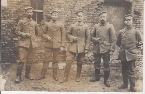 Soldaten-Gruppe vor Haus ngl 201.424