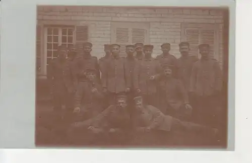 Soldaten-Gruppe vor Haus ngl 201.422