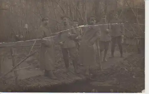 Soldaten Partie auf einer Waldbrücke ngl 201.374