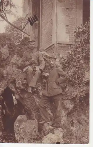 Zwei Soldaten an Felsen ngl 201.281