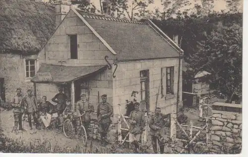 Soldaten-Gruppe vor Haus ngl 201.283