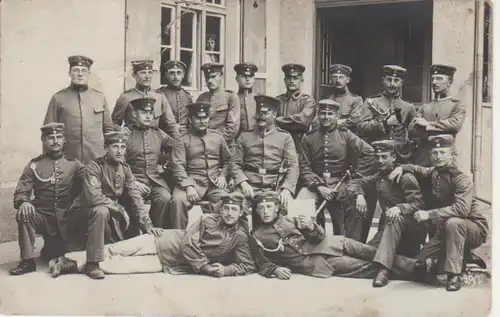Soldaten-Kompagnie vor Haus gl1912 201.522