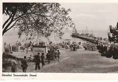 Timmendorfer Strand mit vielen Leuten gl1954 C4121