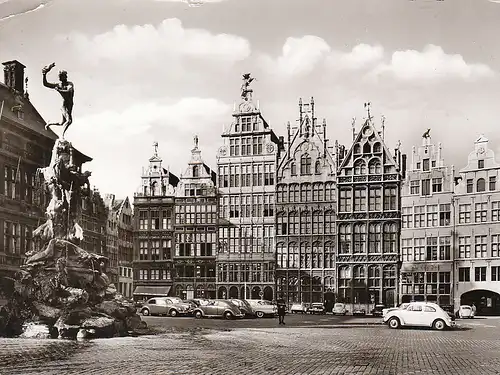 Antwerpen Gildehuizen aan de Grote Markt en Brabofontein gl1960? C4824