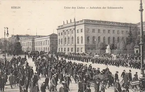 Berlin Unter den Linden Aufziehen der Schlosswache feldpgl1917 C5411