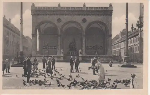 München Taubenfütterung vor der Feldherrnhalle ngl 215.643