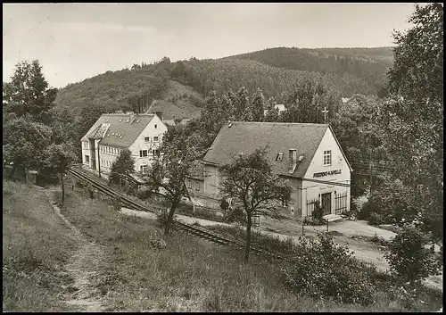 Schmiedeberg Friedenskapelle mit dem Martin-Luther-King-Haus glca.1980 139.112