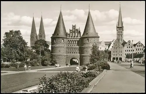 Lübeck Blick auf St. Marien, Holstentor und St. Petri gl1967 138.701