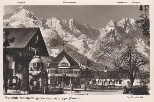 Garmisch Marktplatz gegen Zugspitzgruppe gl1951 217.876