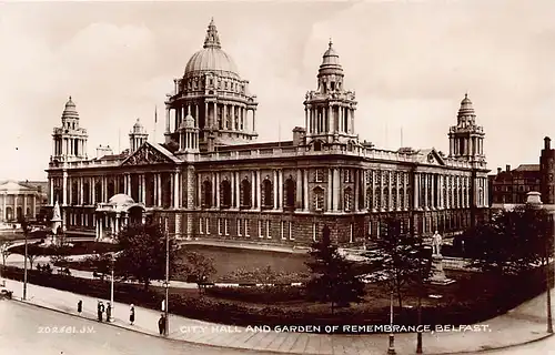 Nordirland: Belfast - City Hall and Garden of Remembrance ngl 146.833