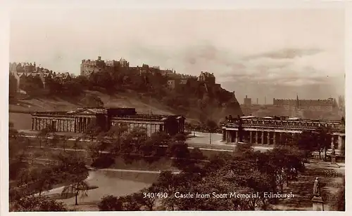 Schottland: Edinburgh - Castle from Scott Memorial ngl 146.890