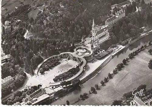 F LOurdes (H.Pyr) Vue aérienne La Basilique, l'Evêché et le Gave ngl C9060