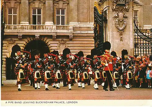 London A Pipe Band leaving Buckingham Palace ngl C9804