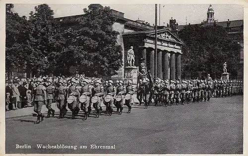 Berlin Wachablösung am Ehrenmal gl1940 D0998