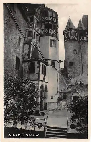 Schloss/Burg Eltz Schlosshof ngl 146.215