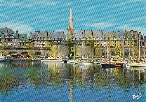 Saint-Malo, La Grand'Porte et le port des Yachts ngl D2231