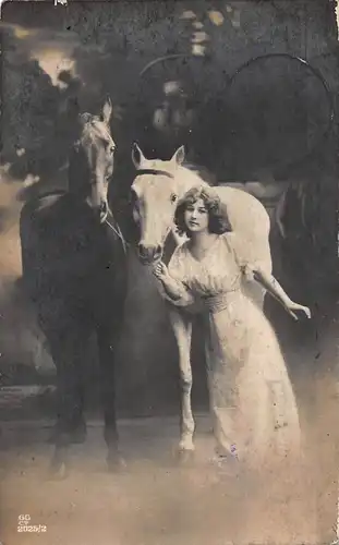 Tiere: Schwarzes und weißes Pferd mit Dame Künstlerkarte feldpgl1916 150.804