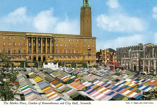 Norwich The Market Place, Garden of Remembrance and City Hall ngl D4566