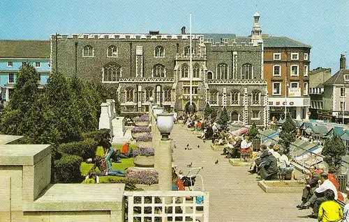 Norwich The Guildhall and Garden of Remembrance ngl D5572