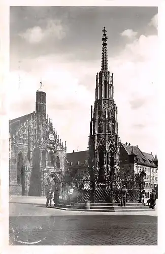 Nürnberg - Schöner Brunnen mit Frauenkirche und Hauptmarkt gl1950 154.995