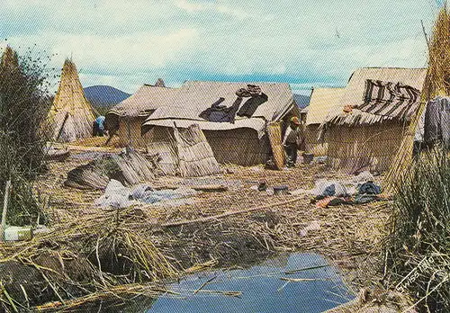 Perú Puno, Houses and rush-boats of the Uros in their floating Islets ngl D6157