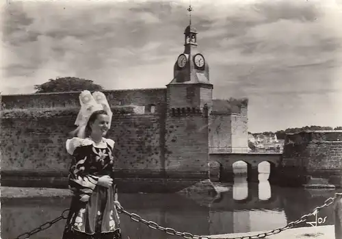 Concarneau (Finistére) Keune Fille devant les remparts de la Ville Close ngl D8110
