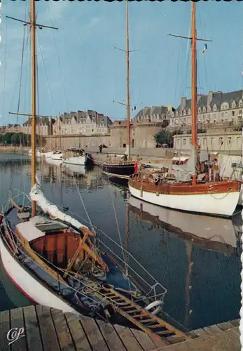 Saint-Malo Le Bassin des Yachts et les Remparts ngl D8070