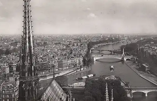 Paris Vue sur la Seine en amont de Notre-Dame ngl D8248