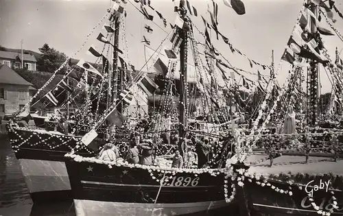 Port-en-Bessin (Calvados) Bateaux pavoisés le Jour de la Bénéd.de la Mer ngl D8086