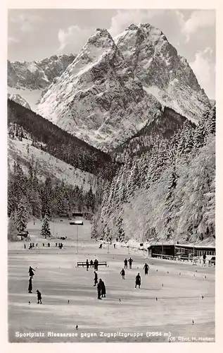 Garmisch-Partenkirchen - Sportplatz Rießersee gegen Zugspitzgruppe ngl 154.494