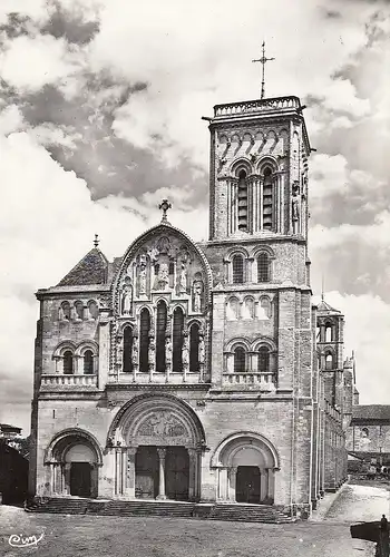 Vézelay (Yonne) Eglise Abbatiale de la Madeleine La facade ngl D8208