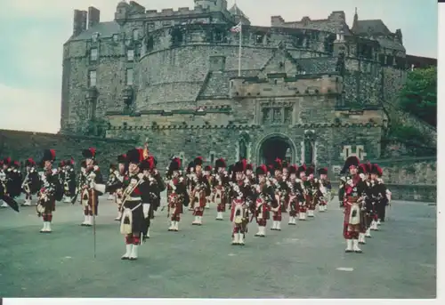 Schottland: Edinburgh - Castle and Pipe Band of 1st Battalion Black ngl 223.523